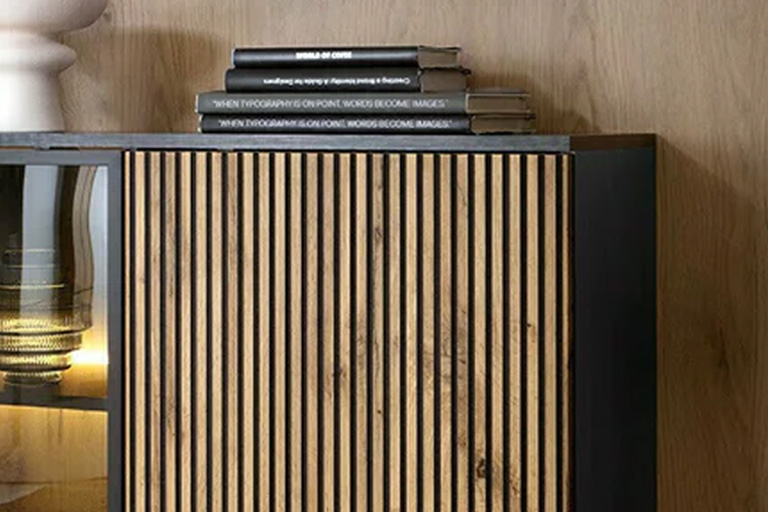 Mobili con scanalature o doghe scanalate